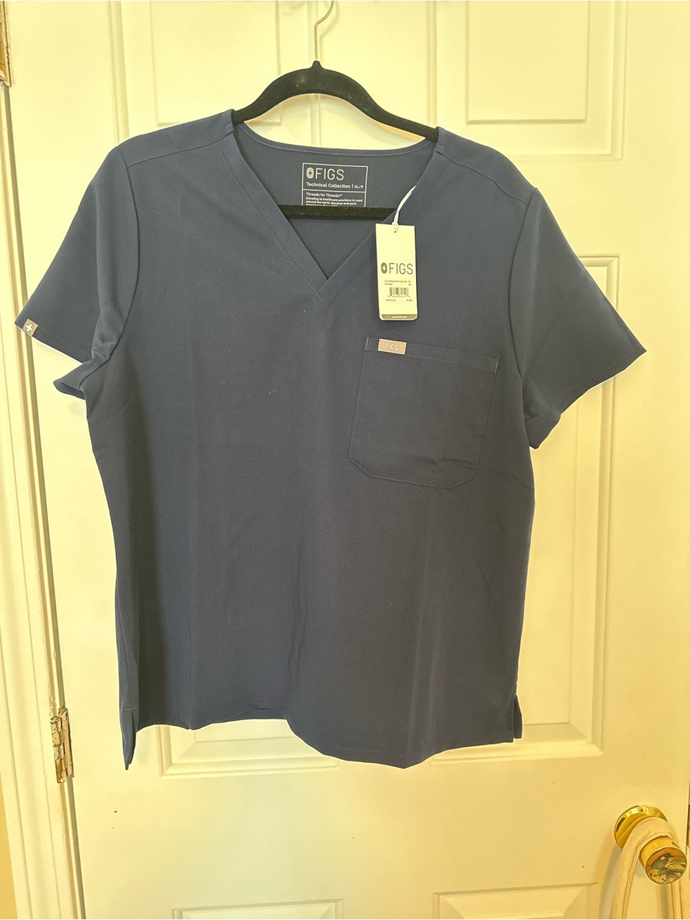FIGS Women’s one pocket scrub top